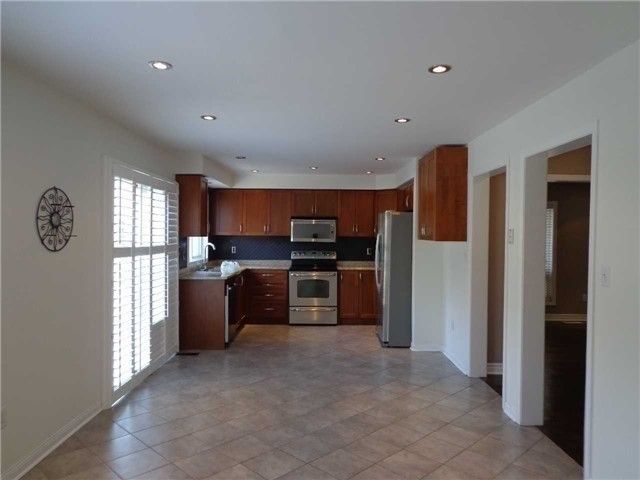 19 Wetmeadow Dr, Brampton, L7A2T9 | Image 3