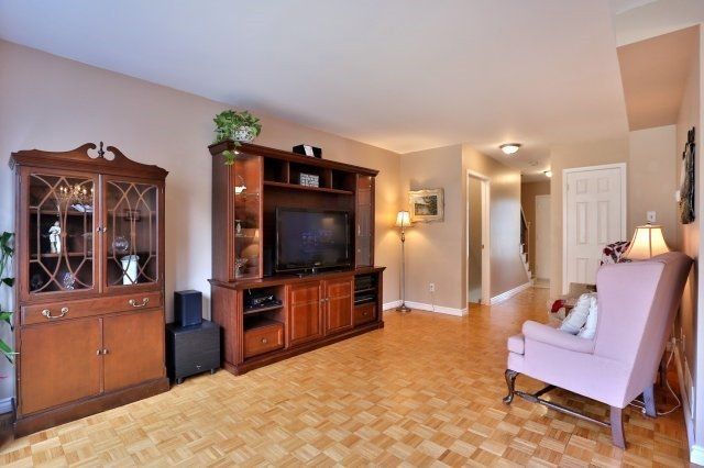 560 Pinedale Ave, Burlington, L7L3W4 | Image 3