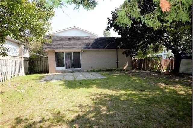 3027 Coral Dr, Mississauga, L4T 1Z2 | Image 2