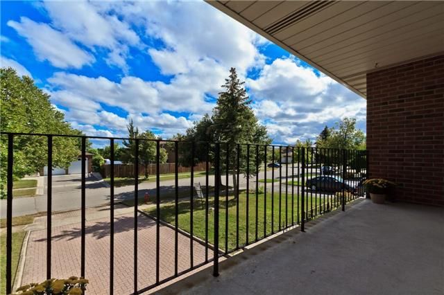 38 Panorama Cres, Brampton, L6S3T9 | Image 2