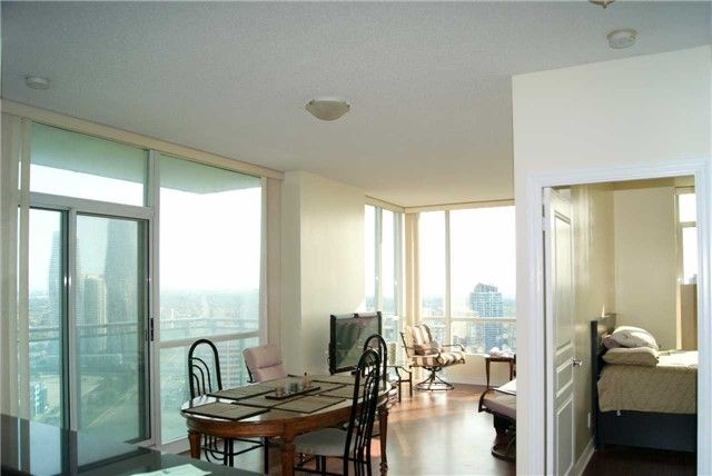 2902 - 220 Burnhamthorpe Rd W, Mississauga, L5B4N4 | Image 3