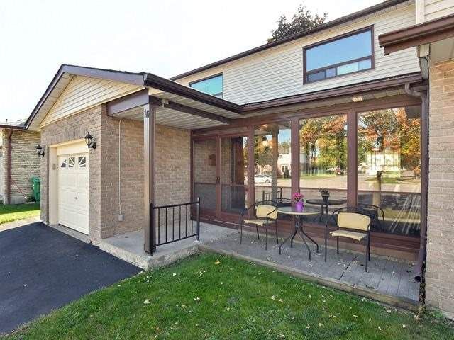 16 Wimbledon Crt, Brampton, L6V2S4 | Image 2