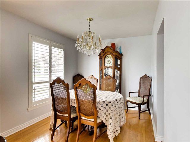 11 Beechwood Cres, Brampton, L6T1X9 | Image 3