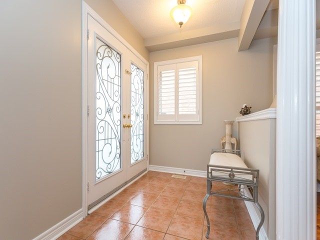 90 Summer Valley Dr, Brampton, L6Z4T8 | Image 2