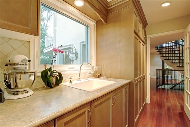 2514 Sharon Cres, Mississauga, L5C1Y8 | Image 2