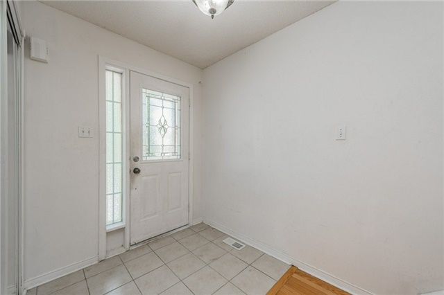 Upper - 82 Twin Pines Cres, Brampton, L7A1M8 | Image 2