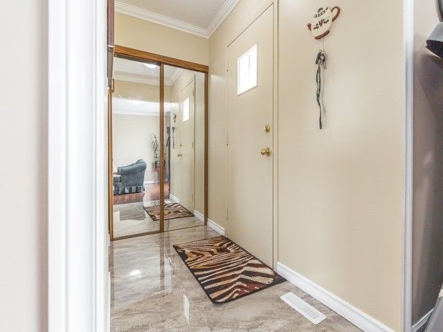 42 Flamingo Cres, Brampton, L6T2G5 | Image 2