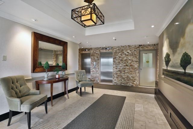 404 - 212 Kerr St, Oakville, L6K3B1 | Image 3