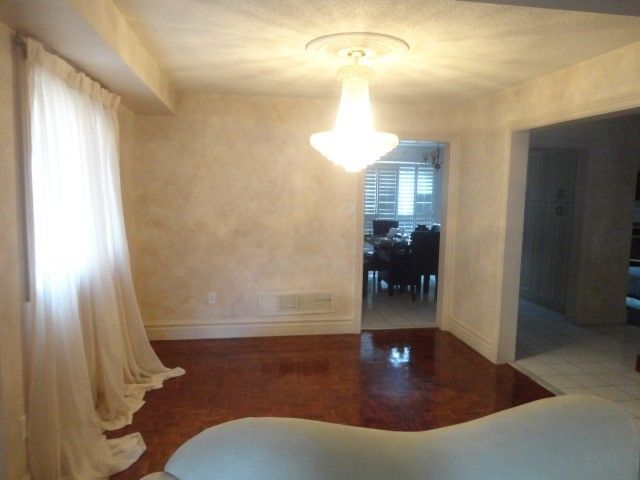 5237 Floral Hill Cres, Mississauga, L5V1V4 | Image 3