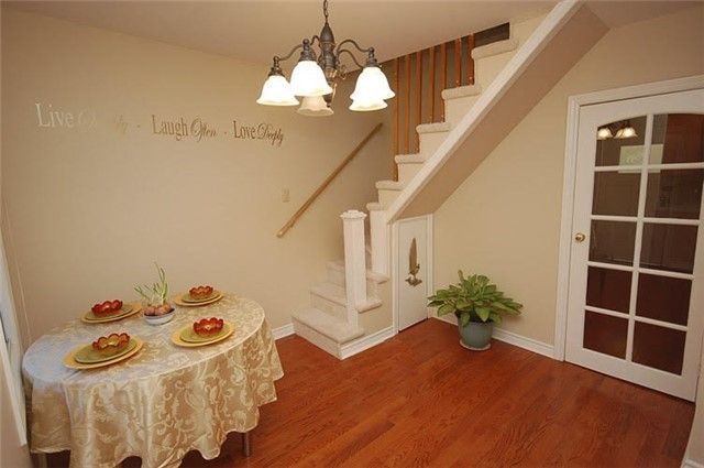 1038 Edgeleigh Ave, Mississauga, L5E2G1 | Image 3