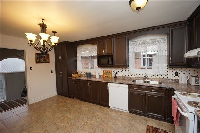 33 Prouse Dr, Brampton, L6V3A3 | Image 3