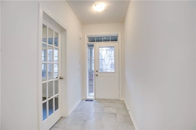 92 Colville Pl, Milton, L9E1G8 | Image 2