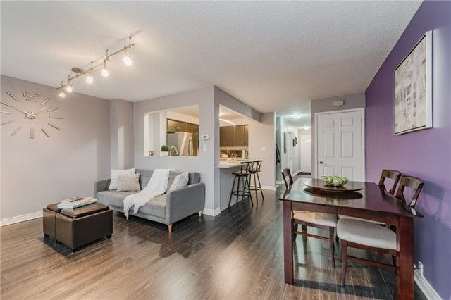 10 Collins Cres, Brampton, L6V 3M9 | Image 2