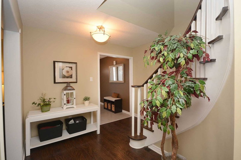 3363 Columbine Cres, Mississauga, L5N6A8 | Image 3