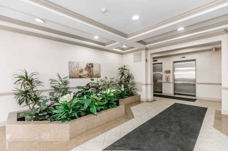 205 - 3 Dayspring Circ, Brampton, L6P1B7 | Image 3