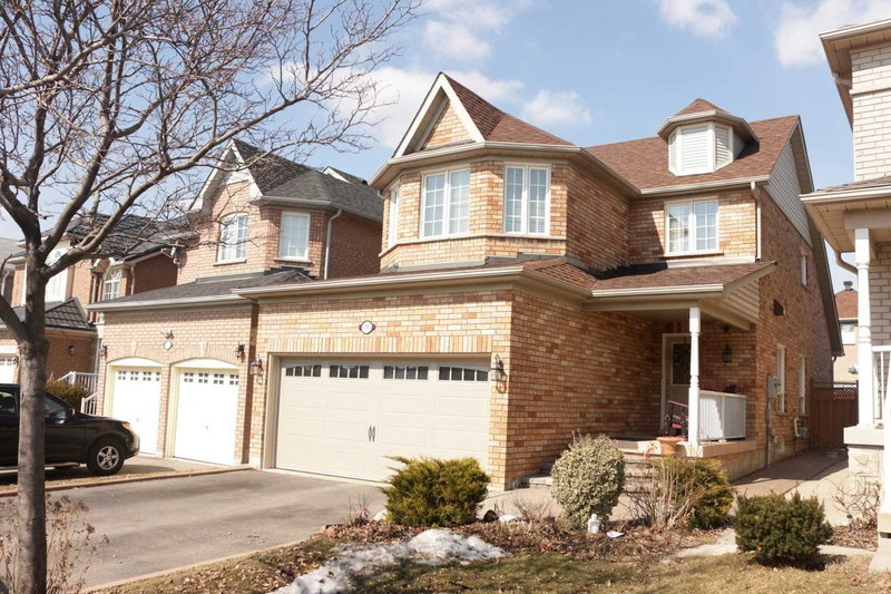 717 Salinger Crt, Mississauga, L5W1L4 | Image 2