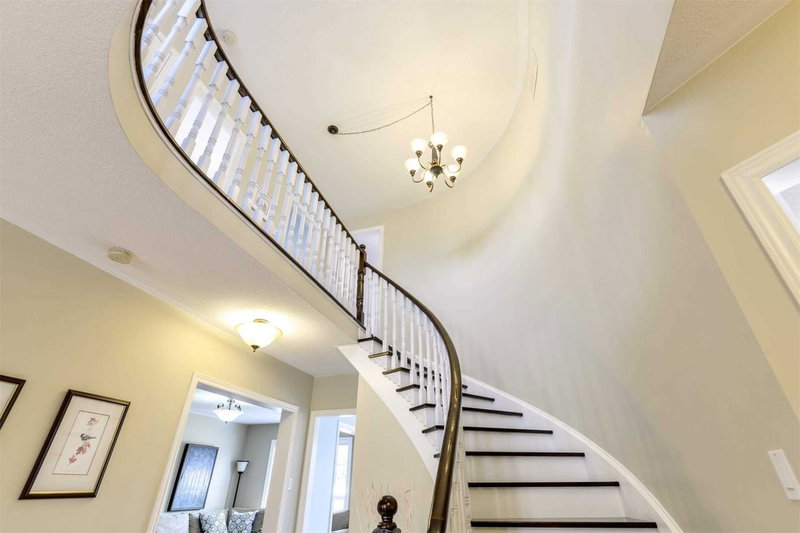 6421 Donway Dr, Mississauga, L5V1J4 | Image 3