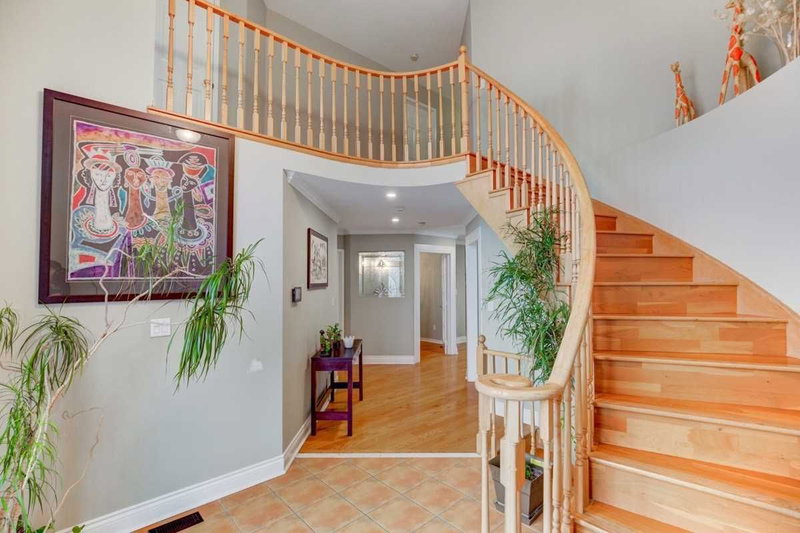 784 Avonshire Crt, Mississauga, L5V2P2 | Image 3