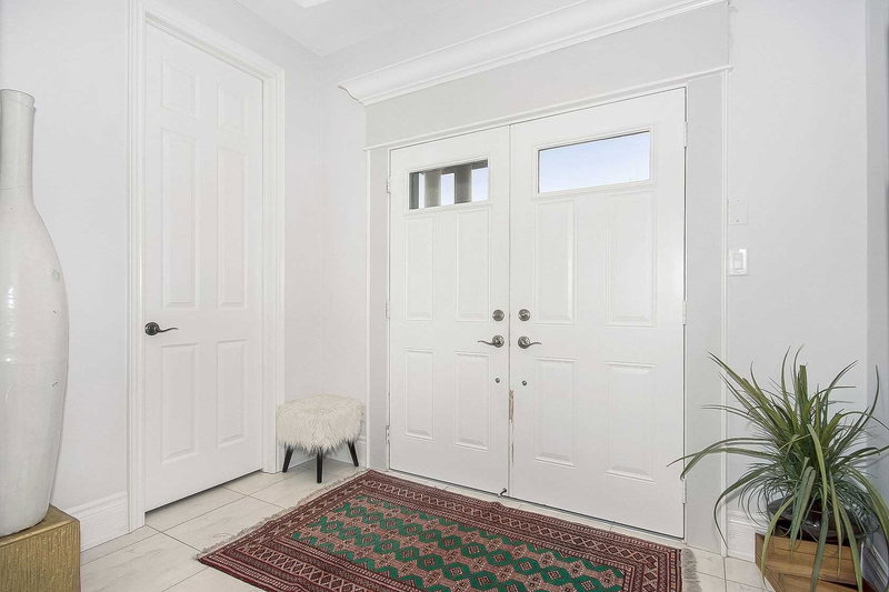 266 Dougall Ave, Caledon, L7C3V5 | Image 2