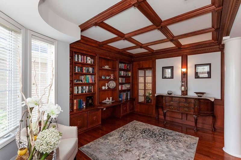 3339 Crompton Cres, Mississauga, L5B4C7 | Image 3