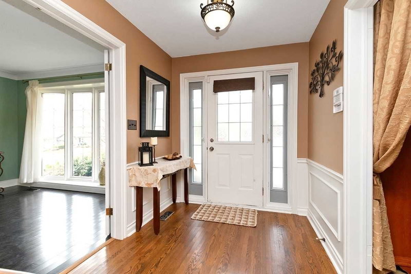 1941 Four Seasons Dr, Burlington, L7P2Y3 | Image 2