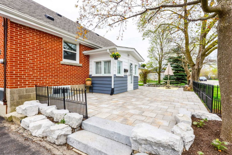 39 Woodward Ave, Brampton, L6V1K2 | Image 2