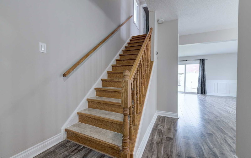 13 Greenbush Crt, Brampton, L6S2K2 | Image 3