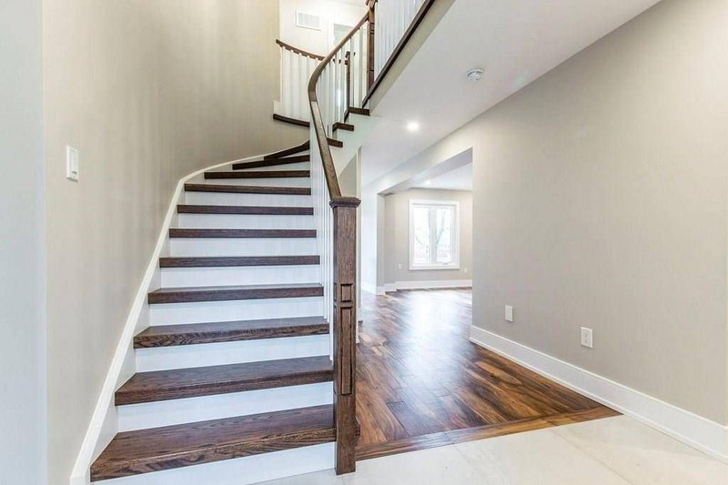 1078 Augustus Dr, Burlington, L7S 2L1 | Image 3