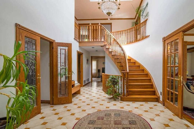 18 Mountbatten Rd, Toronto, M9P1Z2 | Image 2