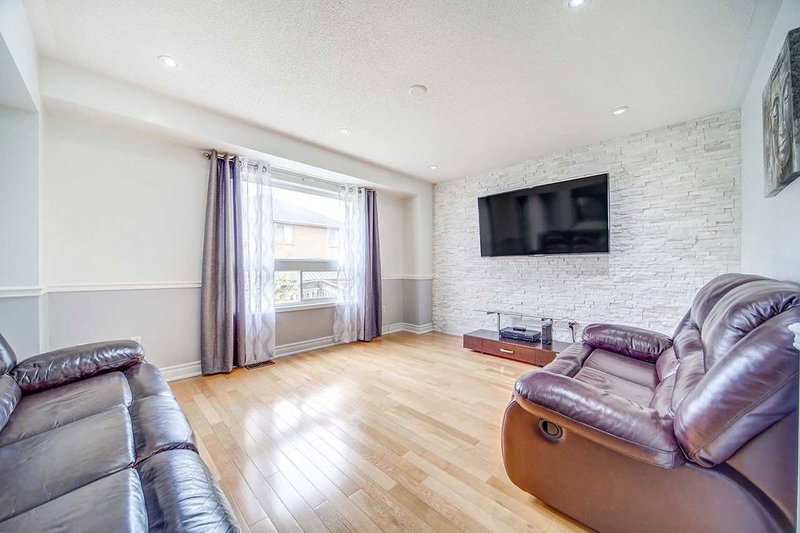 5 Farthingale Cres, Brampton, L7A1R3 | Image 3