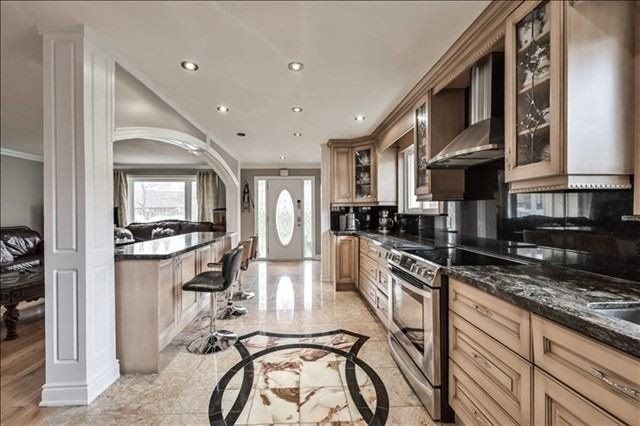 571 Silver Creek Blvd, Mississauga, L5A2B6 | Image 2