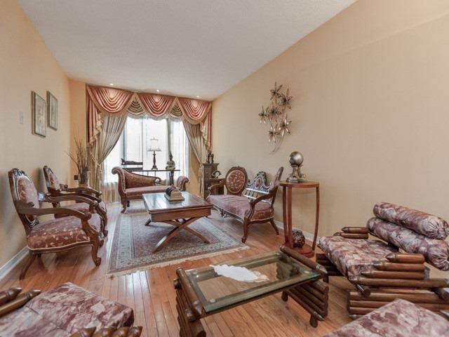 5715 Riverdale Cres, Mississauga, L5M4R3 | Image 2