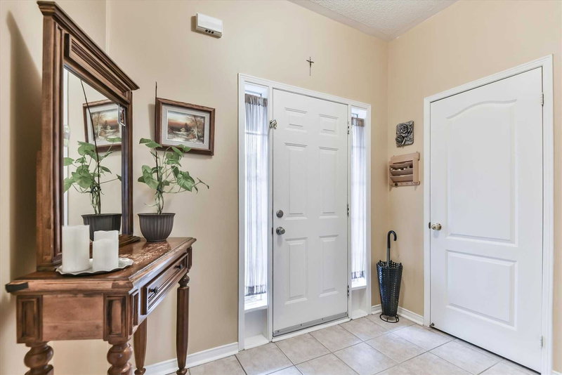 13 Tanglemere Cres, Brampton, L7A1R7 | Image 2