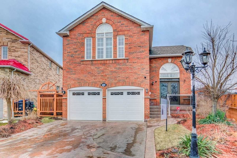 784 Avonshire Crt, Mississauga, L5V2P2 | Image 2