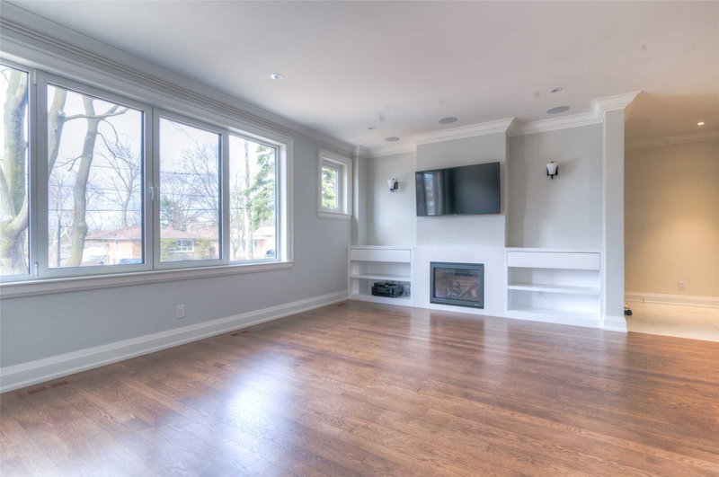 33 Cloverhill Rd, Toronto, M8Y1T1 | Image 2