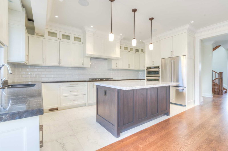 33 Cloverhill Rd, Toronto, M8Y1T1 | Image 3