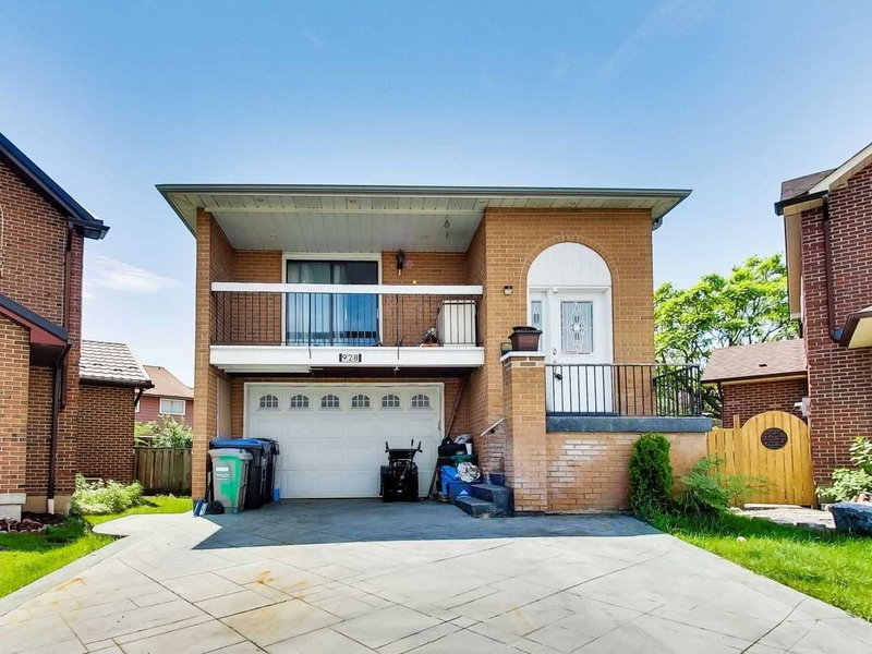 928 Knollwood Crt, Mississauga, L5C3L9 | Image 2
