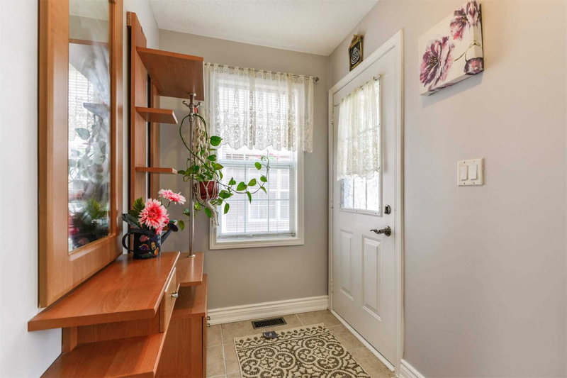 1645 Gowling Terr, Milton, L9T5J6 | Image 2