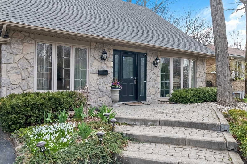 1941 Four Seasons Dr, Burlington, L7P2Y3 | Image 2