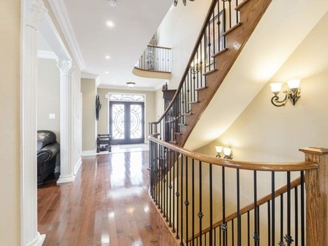 5 Highvalley Circ, Brampton, L6P2C6 | Image 2