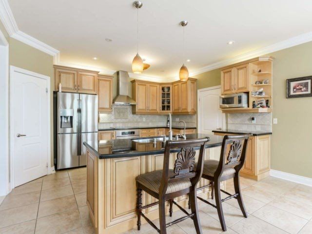 5 Highvalley Circ, Brampton, L6P2C6 | Image 3