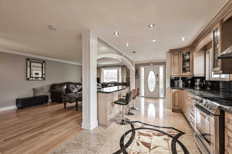 571 Silver Creek Blvd, Mississauga, L5A2B6 | Image 3