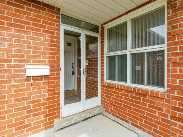 31 Dorking Dr, Brampton, L6Z3T5 | Image 3