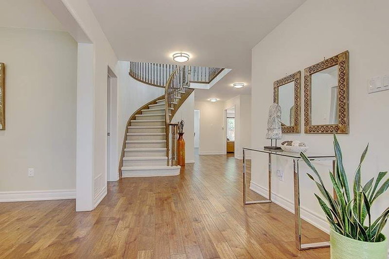 1104 Ambercroft Lane, Oakville, L6M1Z2 | Image 2