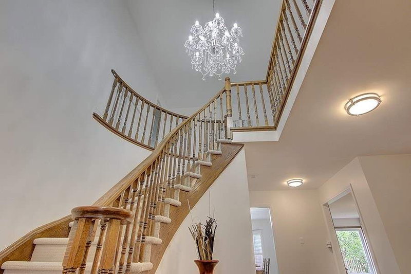 1104 Ambercroft Lane, Oakville, L6M1Z2 | Image 3