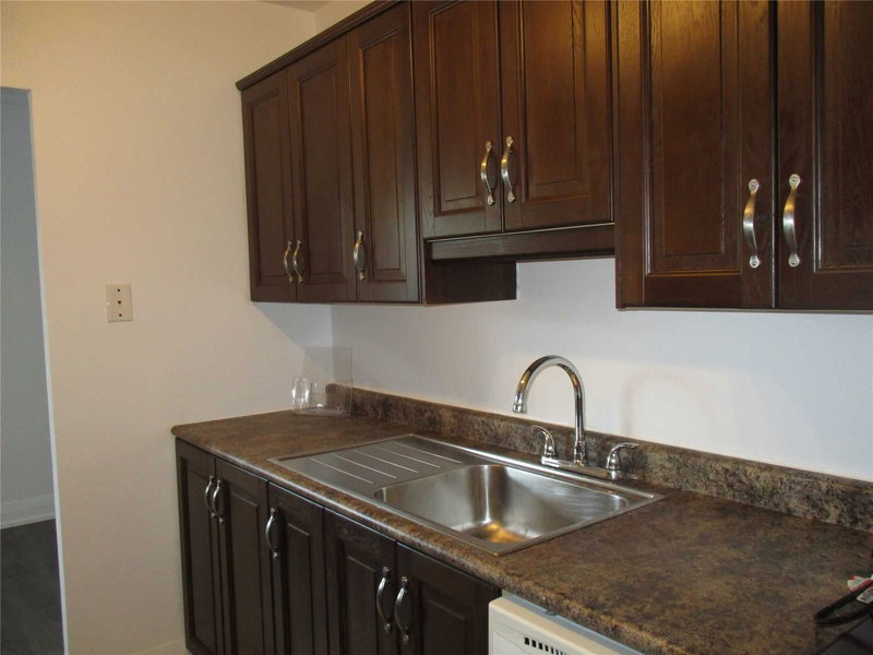 201 - 2485 Woking Cres, Mississauga, L5K1Z6 | Image 2