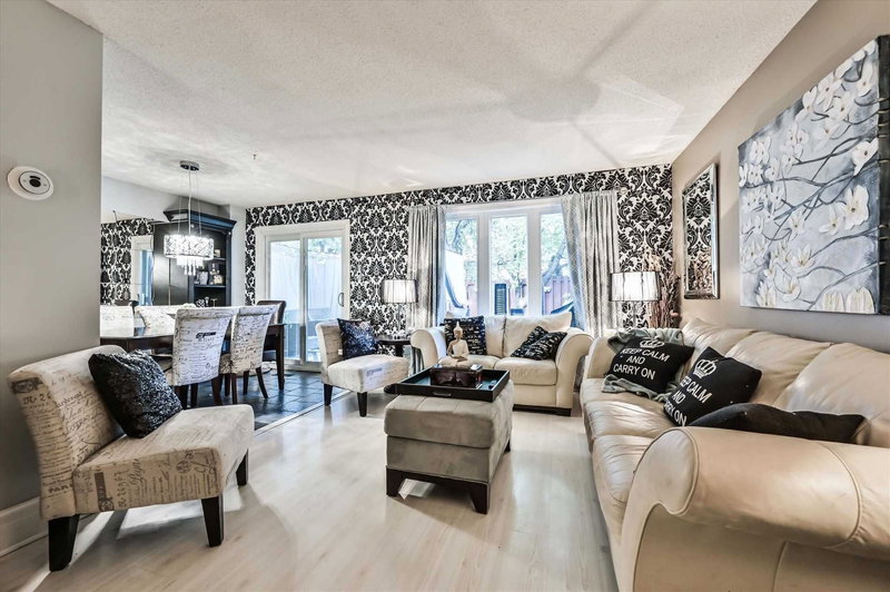 39 Barrington Cres, Brampton, L6Z1N2 | Image 3