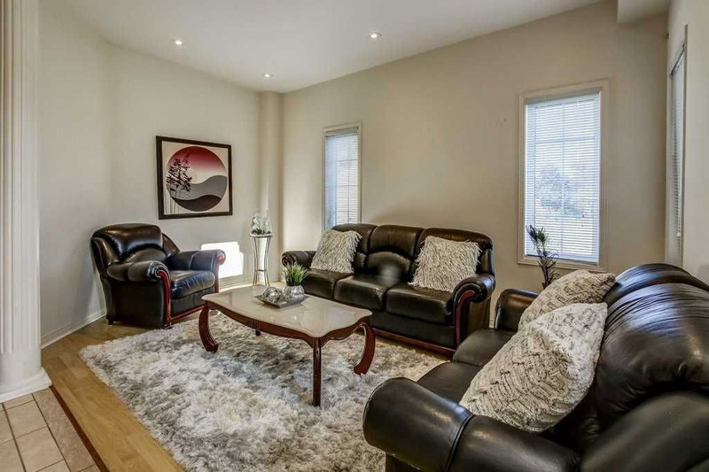 1 Crown Victoria Dr, Brampton, L7A3A2 | Image 2