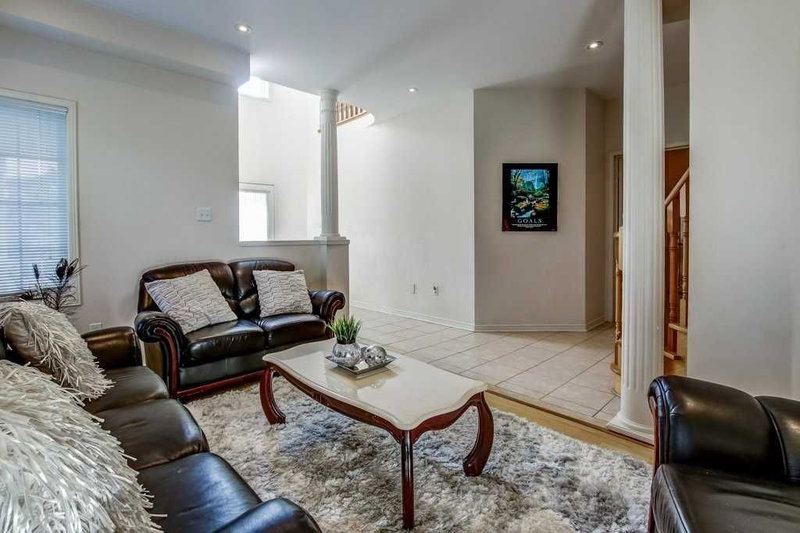 1 Crown Victoria Dr, Brampton, L7A3A2 | Image 3