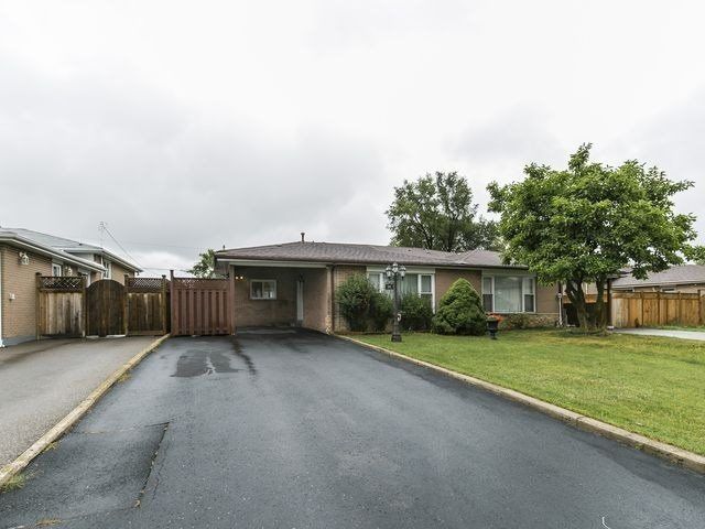 11 Cathcart Cres, Brampton, L6T2A4 | Image 2